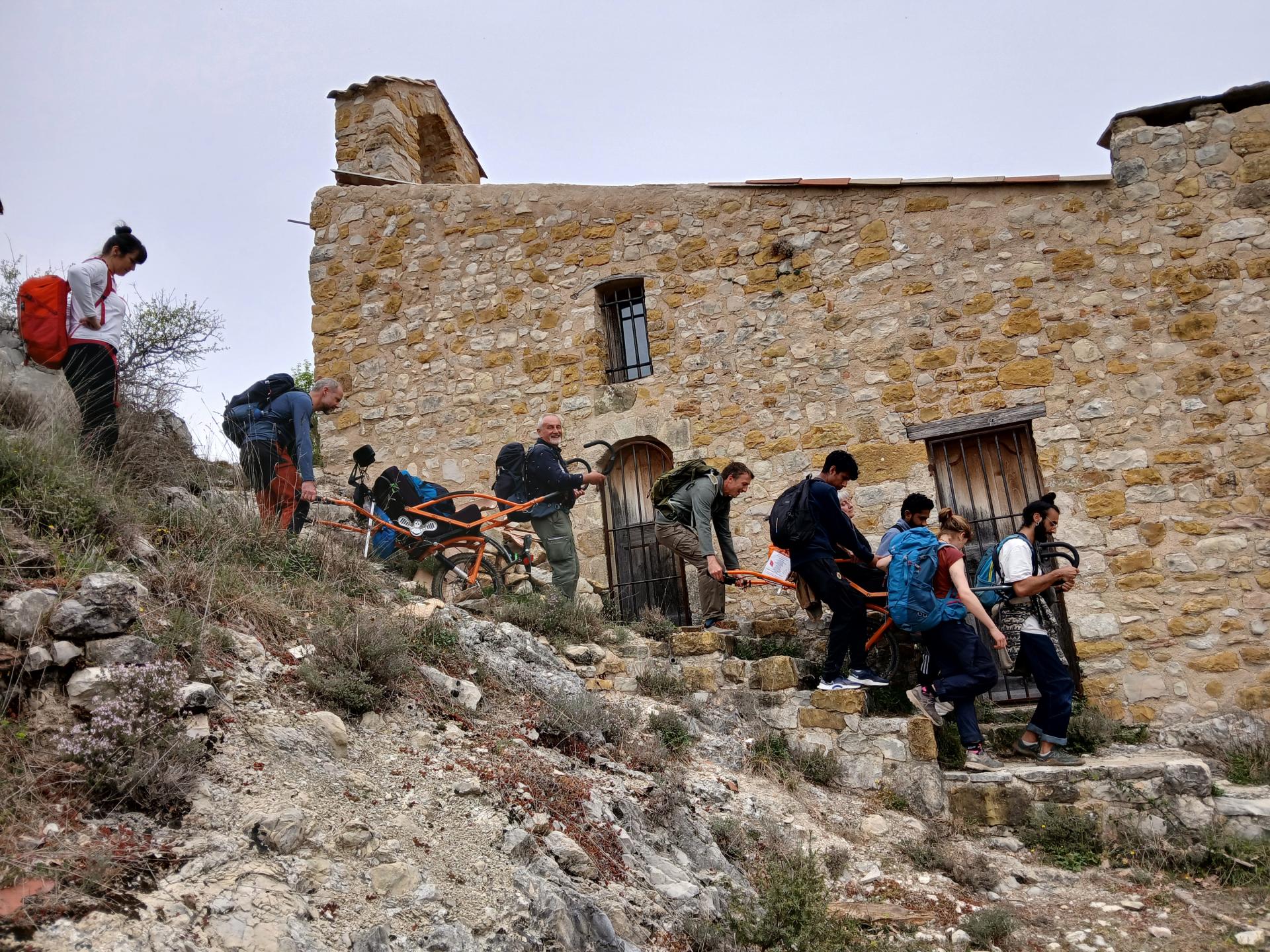 Devant la chapelle